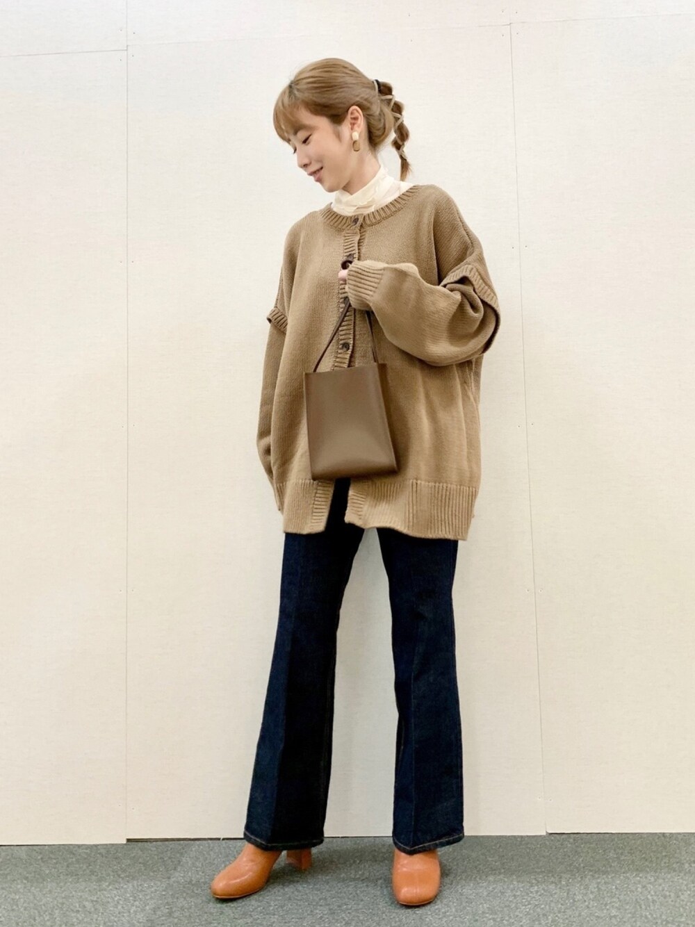 「ラブアンドピース2020、秋のコーデ、シンプルコーデ、ブラウンコーデ、デニムパンツ、冬コーデ、ootd、タートルネック、フレアパンツ、ブーツ」｜「LOWRYS FARMのミドルスクエアショルダー　875012（ショルダーバッグ、ブラック系）」を使った、hanazoさん（レディース・158cm）の秋コーディネートの1枚目の写真