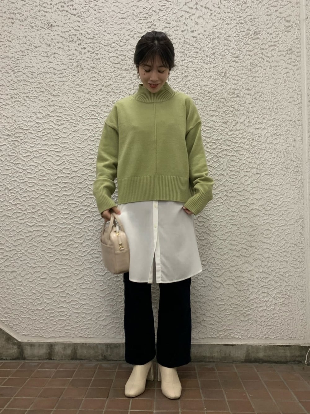 「大人カジュアル、プチプラコーデ、パンツスタイル、フレアパンツ、休日スタイル、低身長、ラフ、ootd、ショートニット、カラーパンツ」｜「LOWRYS FARMのバンドカラールーズシャツ　871172（シャツ/ブラウス、ホワイト系）」を使った、hanazoさん（レディース・158cm）の冬コーディネートの1枚目の写真