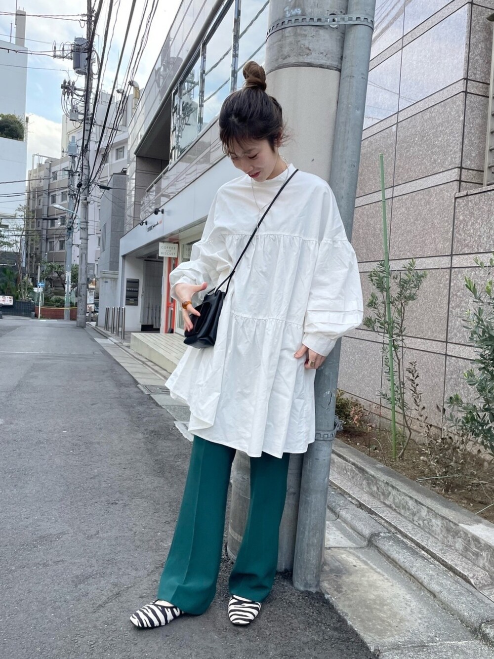 「カジュアル、おしゃれさんと繋がりたい、チュニック、フレアパンツ、はるコーデ、ホワイト、オトナカジュアル、休日スタイル、プチプラコーデ、私の推しブランド」｜「LOWRYS FARMのティアードチュニックＬＳ　892903（シャツ/ブラウス、ホワイト系）」を使った、hanazoさん（レディース・158cm）の冬コーディネートの1枚目の写真