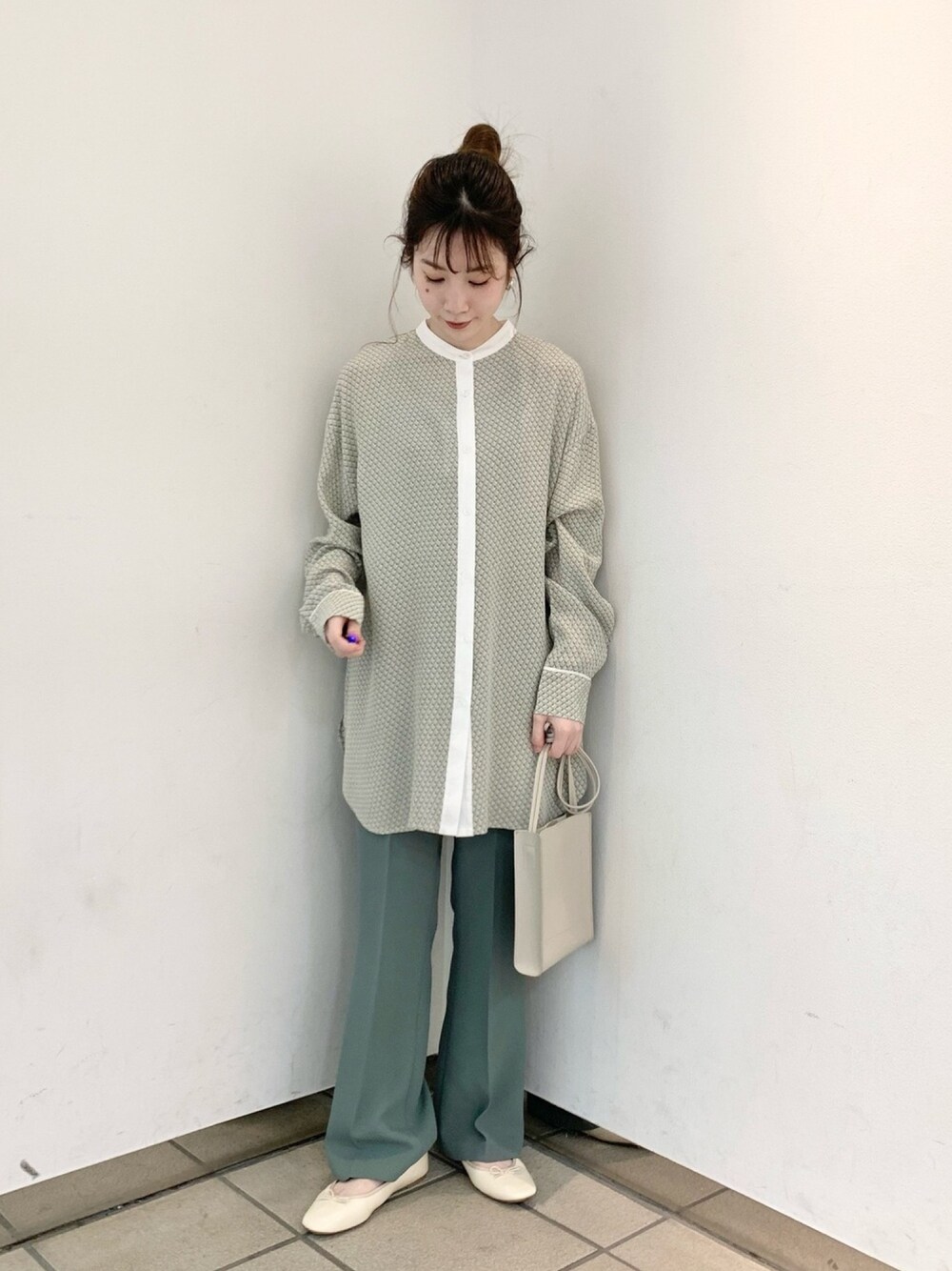 「春、カジュアル、オトナカジュアル、春カラー、ootd、ローリーズファーム(LOWRYS FARM)、フレアパンツ、カラーパンツ、キレイめ、春服」｜「LOWRYS FARMのキカガラスタンドカラーシャツ　935597（シャツ/ブラウス、グリーン系）」を使った、hanazoさん（レディース・158cm）の春コーディネートの1枚目の写真