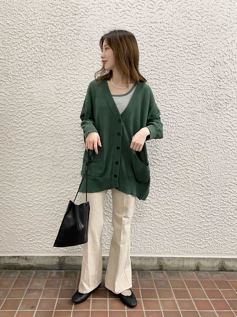 「カジュアルコーデ、春夏コーデ、フラットシューズ、くすみカラー、夏コーデ、カーディガン、春カラー、ローリーズファーム(LOWRYS FARM)、キレイめ、オトナカジュアル」｜「LOWRYS FARMの１２ＧボタンミドルカーディガンＬＳ　941274（カーディガン/ボレロ、グリーン系）」を使った、hanazoさん（レディース・158cm）の春コーディネートの1枚目の写真