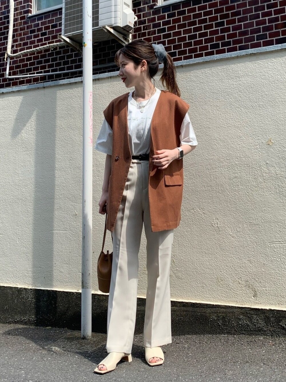 「カジュアルコーデ、シンプルコーデ、休日スタイル、サンダル、ベスト、オトナ女子、プリントT、プチプラ、ローリーズファーム(LOWRYS FARM)、主役はカラーパンツ」｜「LOWRYS FARMのアサコンベスト　939521（ベスト、ブラウン系）」を使った、hanazoさん（レディース・158cm）の春コーディネートの1枚目の写真