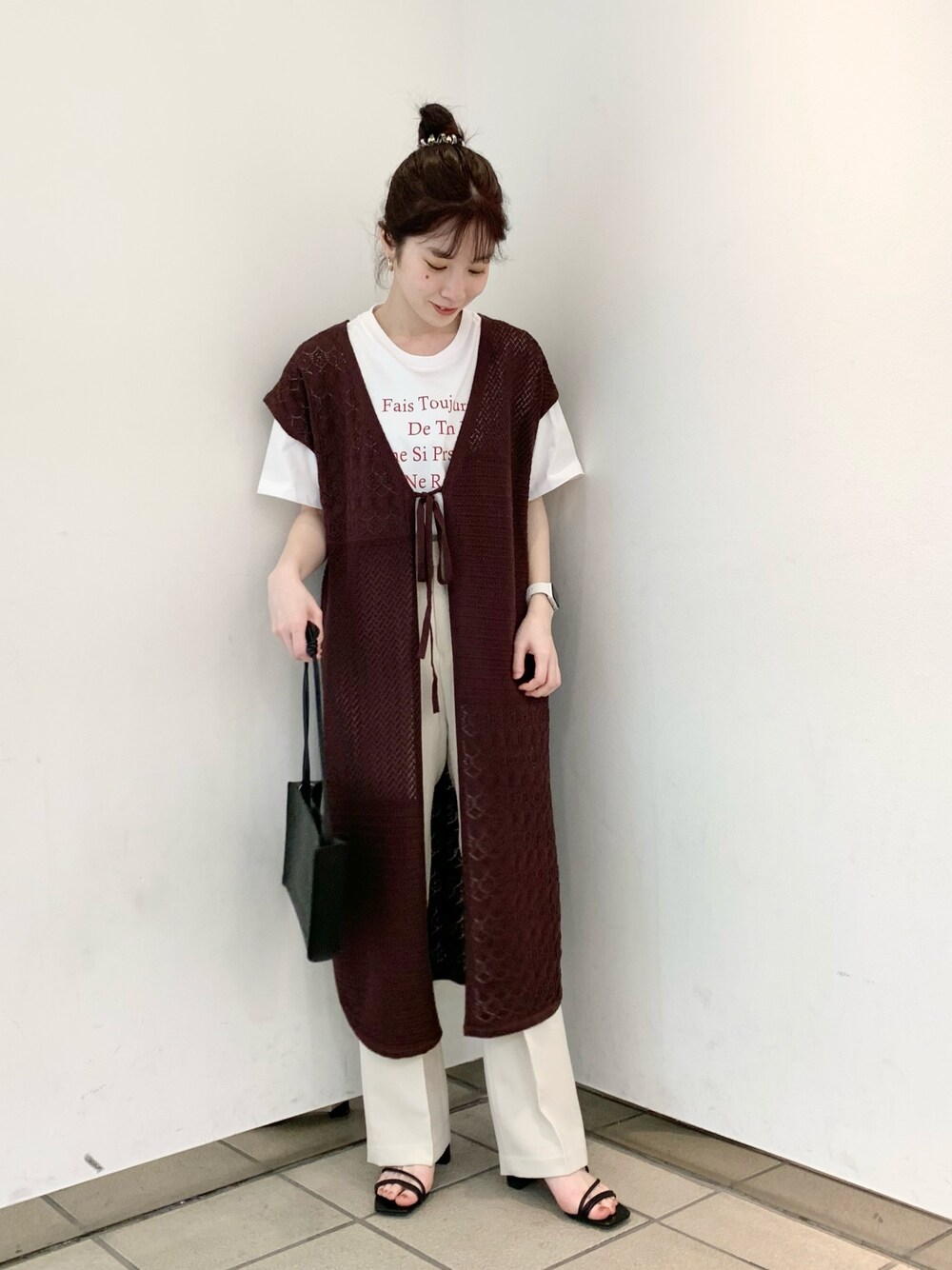 「大人カジュアル、カジュアルコーデ、ワンピース、今日のコーデ、お洒落さんとつながりたい、パンツスタイル、ロゴT、カラーパンツ、デート、公園」｜「LOWRYS FARMのラインヒールサンダル　876664（サンダル、ブラック系）」を使った、hanazoさん（レディース・158cm）の春コーディネートの1枚目の写真
