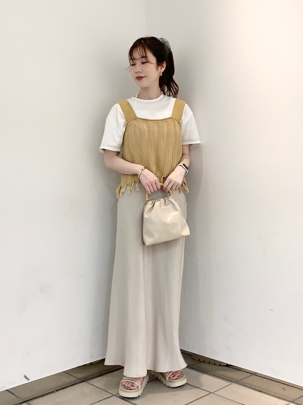 「春夏コーデ、オトナ女子、今日のコーデ、休日スタイル、夏コーデ、きれいめカジュアル、Tシャツ、オトナカワイイ、キレイめ、スカート」｜「LOWRYS FARMのバンブーハンドルＢＡＧ　936999（ショルダーバッグ、ブラック系）」を使った、hanazoさん（レディース・158cm）の春コーディネートの1枚目の写真