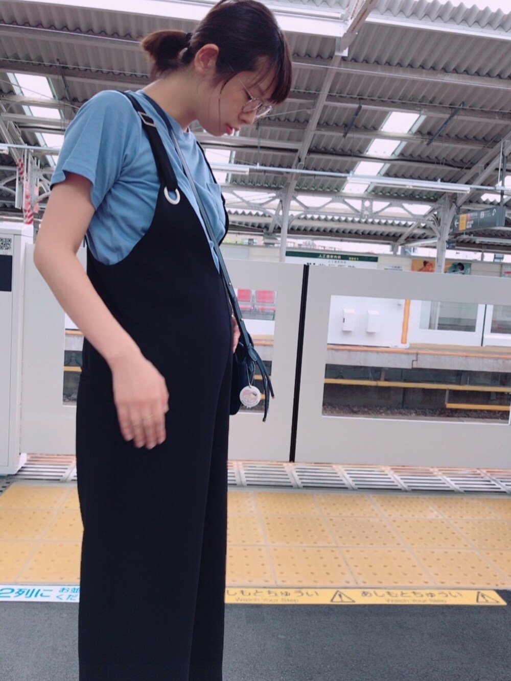 ブルー系のTシャツ/カットソー、ブラック系のサロペット/オーバーオール、ブルー系のバッグを着用したレディースの夏コーディネートの1枚目の写真