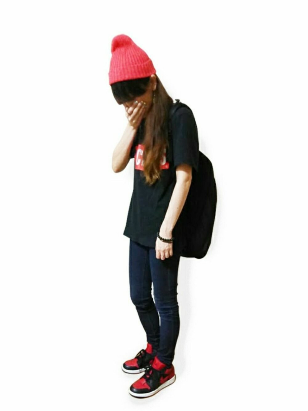「Tシャツ×デニム、ニット帽、AIR JORDAN、赤」｜「チャイハネのアイテム（ブレスレット、ブラック系）」を使った、mamemomomoさん（レディース・162cm）の春コーディネートの1枚目の写真