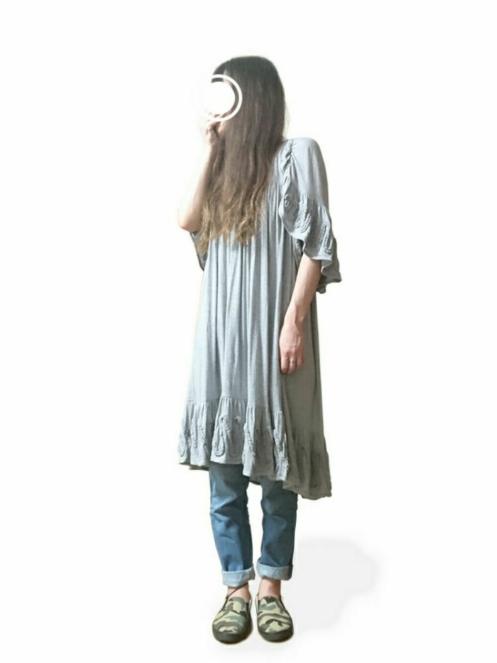 「刺繍ワンピース、ワンピース×デニム、スリッポン、ラフ」｜「チャイハネのアイテム（ブレスレット、ブラック系）」を使った、mamemomomoさん（レディース・162cm）の夏コーディネートの1枚目の写真