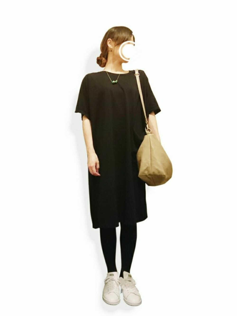 「ワンピース×スニーカー、モノトーン、スニーカー」｜「no brandのアイテム（ショルダーバッグ、ベージュ系）」を使った、mamemomomoさん（レディース・162cm）の夏コーディネートの1枚目の写真