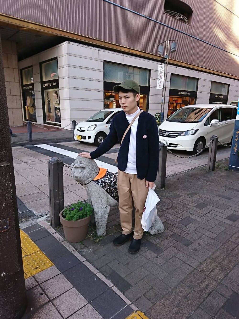 「ボア、カーディガン、チノパン、サボ、ダントン、しょーじき昨今のインスタグラマーっぽいコーデやからあんま好きじゃない」｜「Vincent et Mireilleの▽Vincent et Mireille/バンソン エ ミレイユ 別注BOA CARDIGAN/ボアフリース カーディガン（ブルゾン、ブルー系）」を使った、山岡さん（メンズ・165cm）の春コーディネートの1枚目の写真