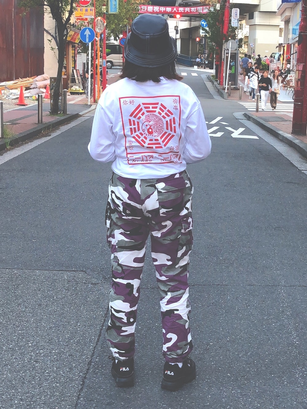 その他のカーゴパンツ、ホワイト系のTシャツ/カットソー、ホワイト系のスニーカーを着用したレディースの秋コーディネートの1枚目の写真