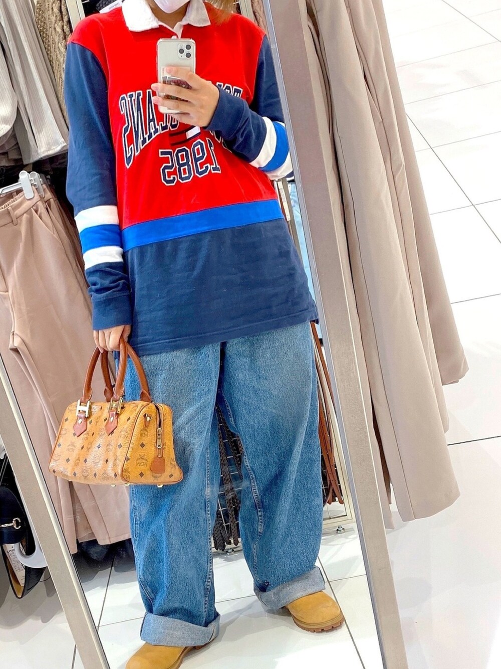 「トミーヒルフィガー、TOMMY HILFIGER、トミーコーデ、tommyコーデ、全身tommy、ストリート、ぶかぶかコーデ、ぶかぶかパンツ、オーバサイズ」｜「TOMMY HILFIGERのアイテム（Tシャツ/カットソー、レッド系）」を使った、chiiiiyanさん（レディース・164cm）の秋コーディネートの1枚目の写真