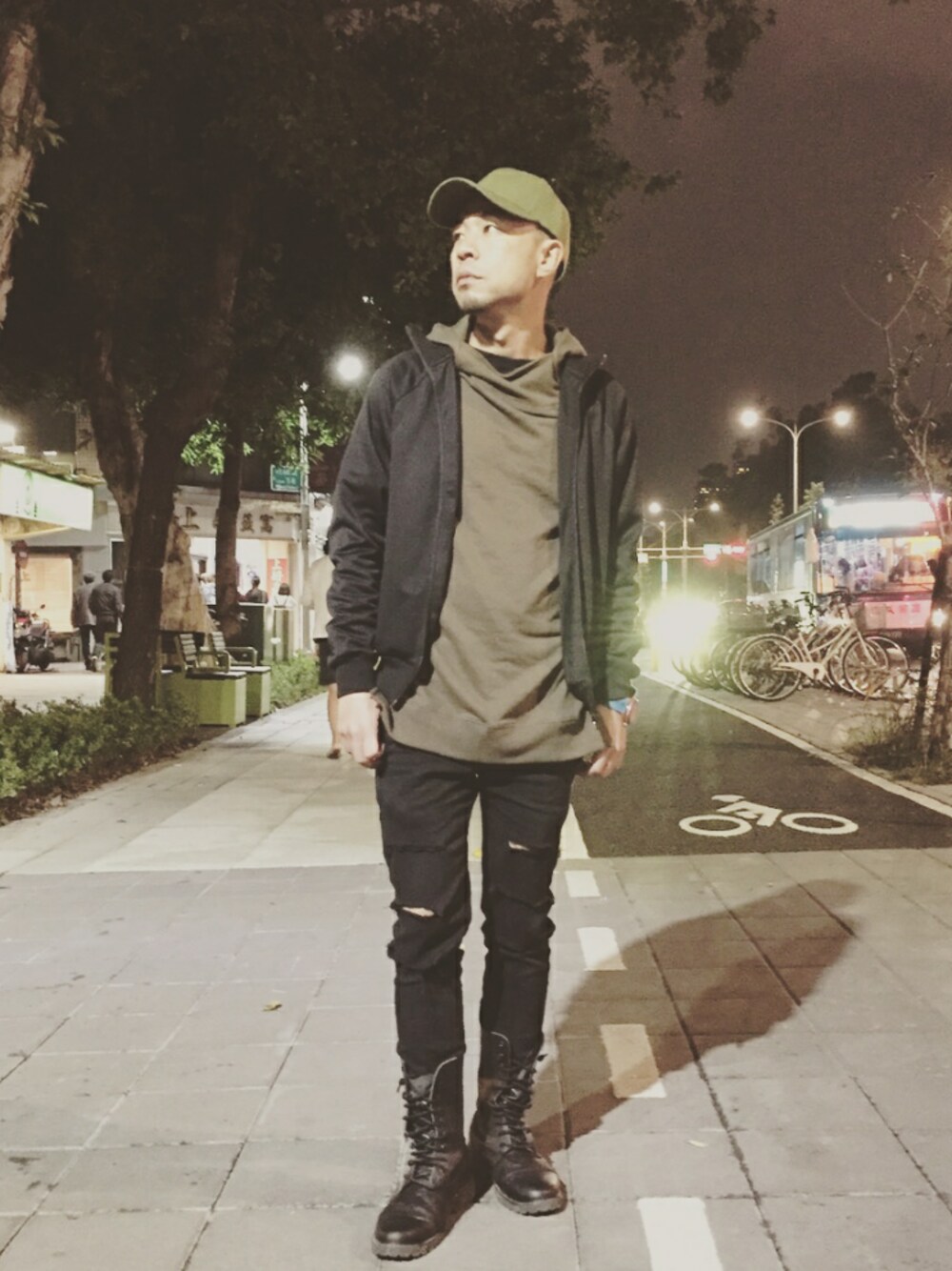 「H&Mのアイテム（スタジャン、ブラック系）」を使った、Bryan Hsuさん（メンズ・170cm）の冬コーディネートの1枚目の写真