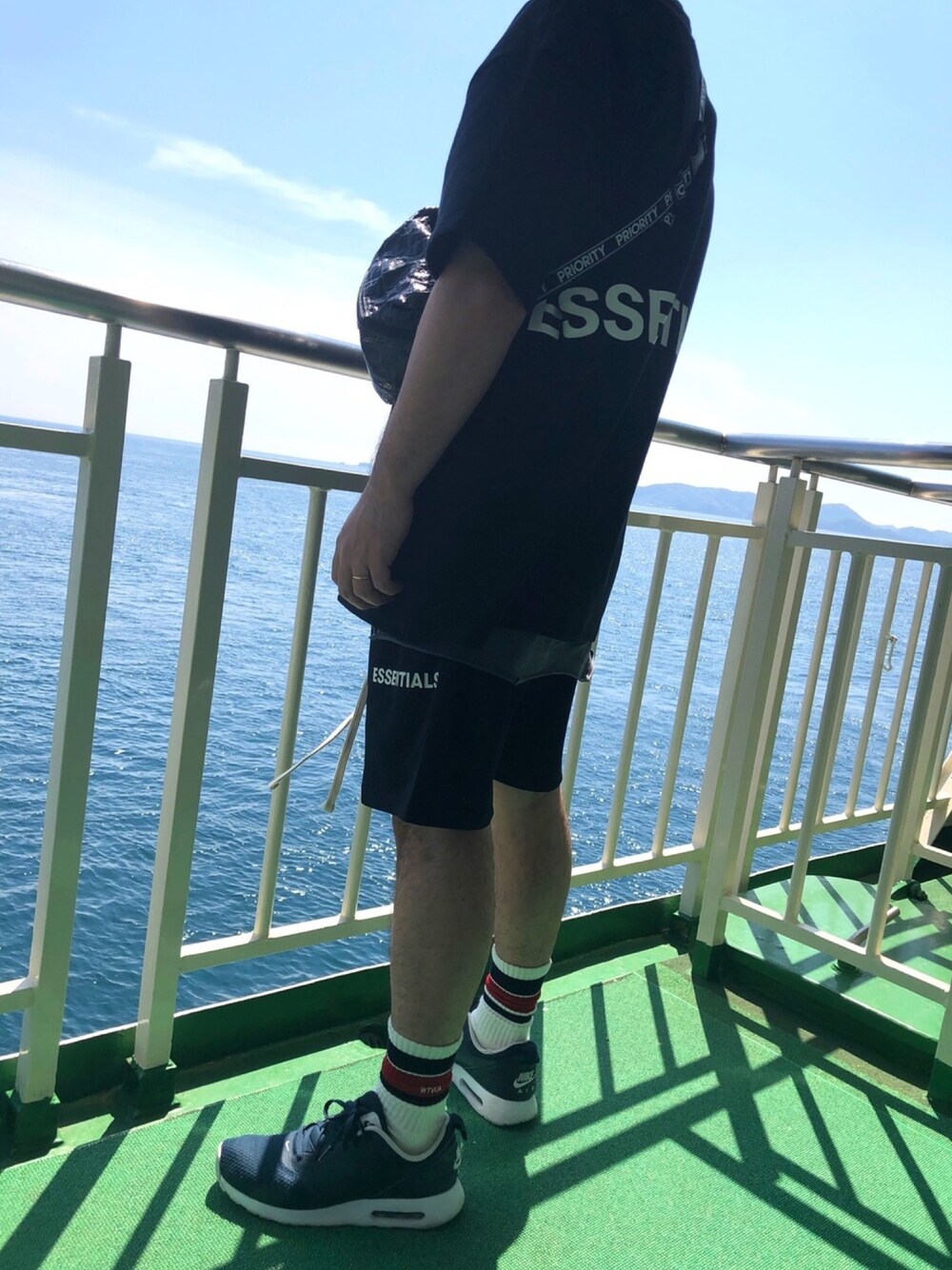 「fogEssentials、ESSENTIALS」｜「FOG ESSENTIALSのアイテム（Tシャツ/カットソー、ブラック系）」を使った、yohsquedeathさん（メンズ・165cm）の春コーディネートの1枚目の写真