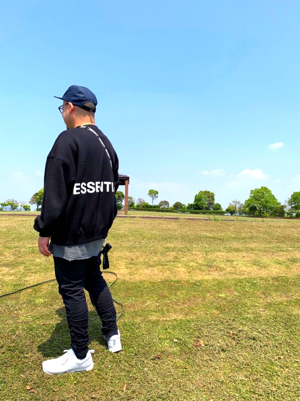 「fogEssentials、ESSENTIALS」｜「FOG ESSENTIALSのアイテム（スウェット、ブラック系）」を使った、yohsquedeathさん（メンズ・165cm）の春コーディネートの1枚目の写真