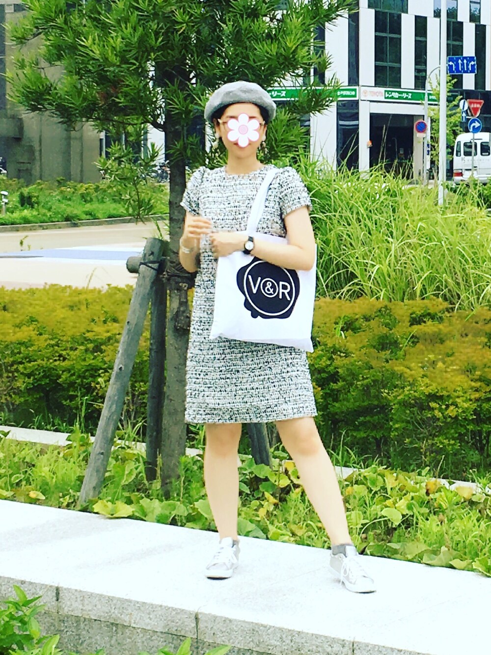 グレー系のワンピース、ホワイト系のトートバッグ、シルバー系のスニーカーを着用したレディースの夏コーディネートの1枚目の写真