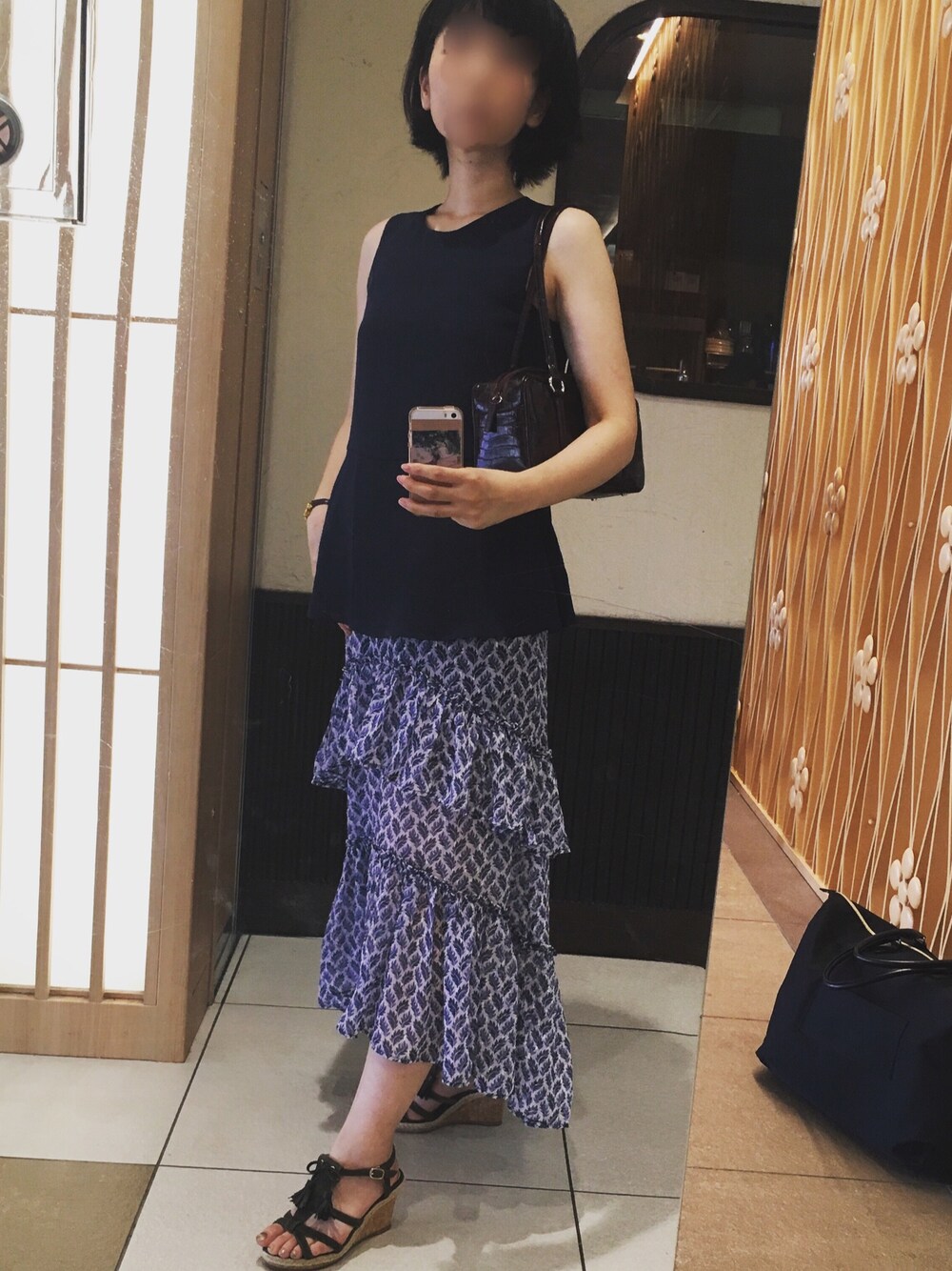 ブルー系のシャツ/ブラウス、ブルー系のスカート、グリーン系のサンダルを着用したレディースの夏コーディネートの1枚目の写真