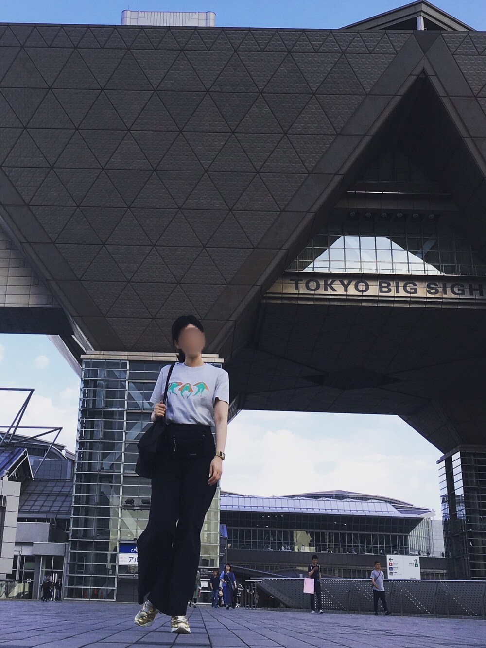 グレー系のTシャツ/カットソー、ブルー系のその他パンツ、ブラック系のショルダーバッグを着用したレディースの春コーディネートの1枚目の写真