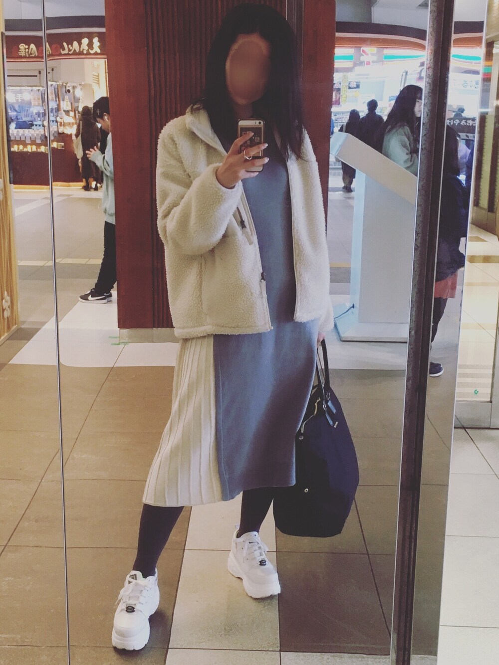 ブルー系のワンピース、ホワイト系のその他アウター、ホワイト系のスニーカーを着用したレディースの冬コーディネートの1枚目の写真