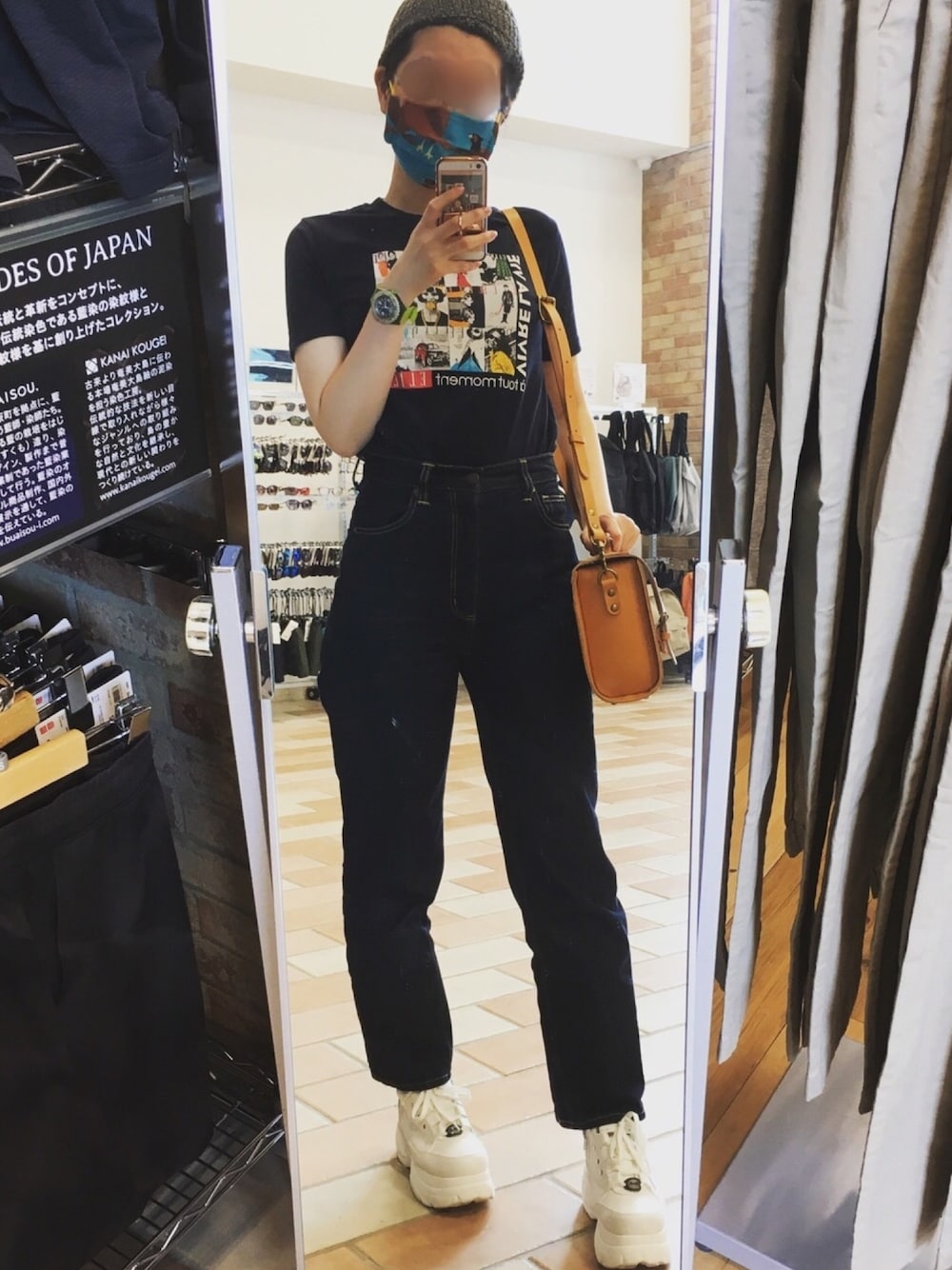 ブルー系のTシャツ/カットソー、ブルー系のチノパンツ、ホワイト系のスニーカーを着用したレディースの春コーディネートの1枚目の写真