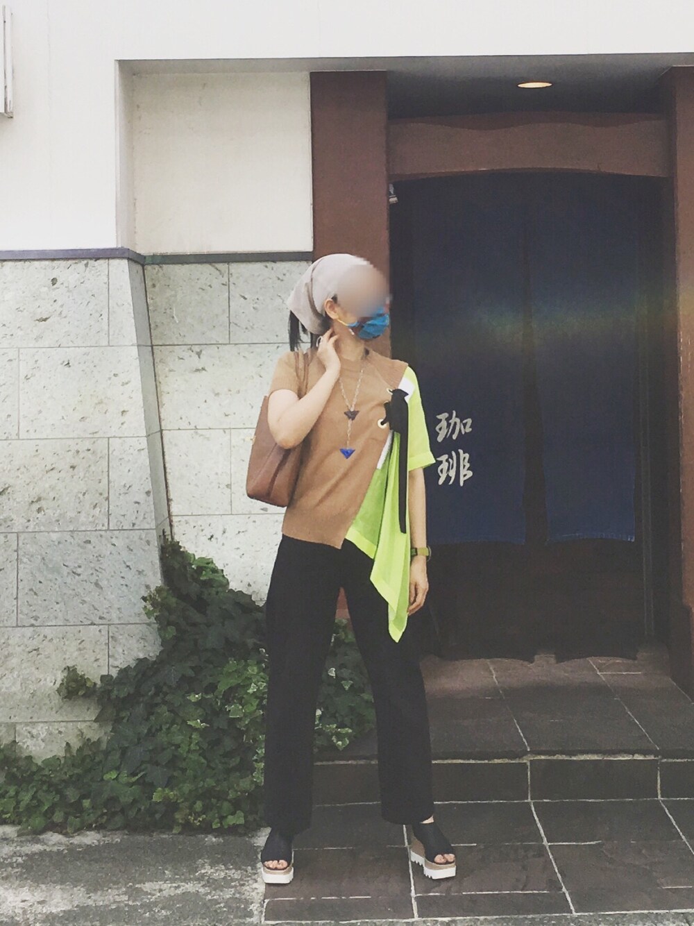 ブラウン系のニット/セーター、ブラウン系のショルダーバッグ、ブラック系のその他パンツを着用したレディースの秋コーディネートの1枚目の写真