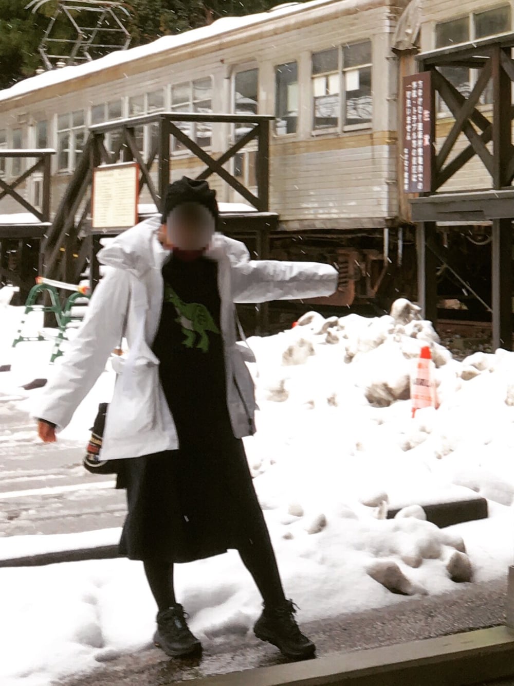 ブルー系のニット/セーター、ホワイト系のダウンジャケット/コート、ブルー系のワンピースを着用したレディースの冬コーディネートの1枚目の写真