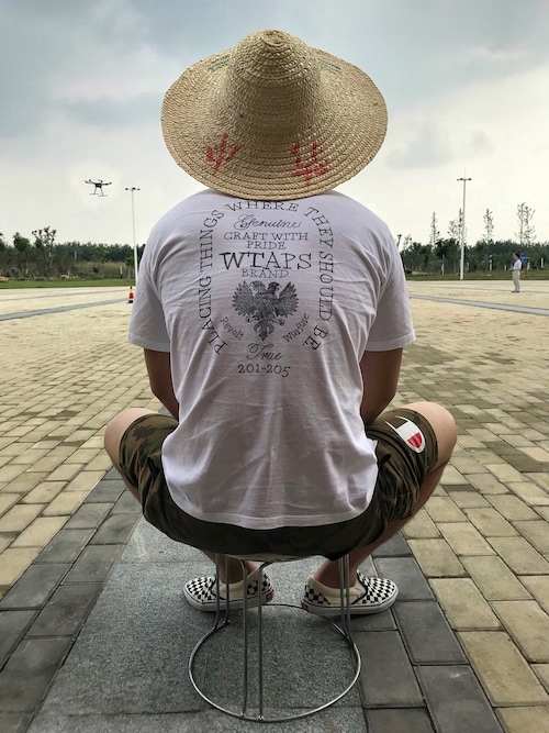 科比也会爱 is wearing wtaps