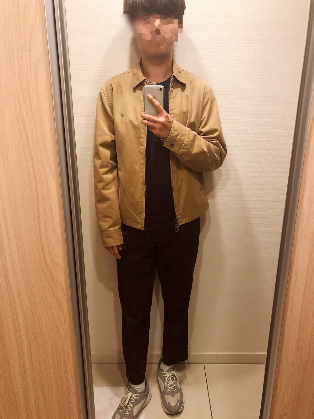 ベージュ系のその他アウター、ブラック系のスラックス、グレー系のスニーカーを着用したメンズの秋コーディネートの1枚目の写真