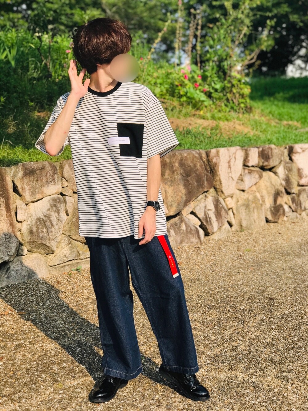 ホワイト系のTシャツ/カットソー、ブルー系のデニムパンツ、ブラック系のドレスシューズを着用したメンズの夏コーディネートの1枚目の写真