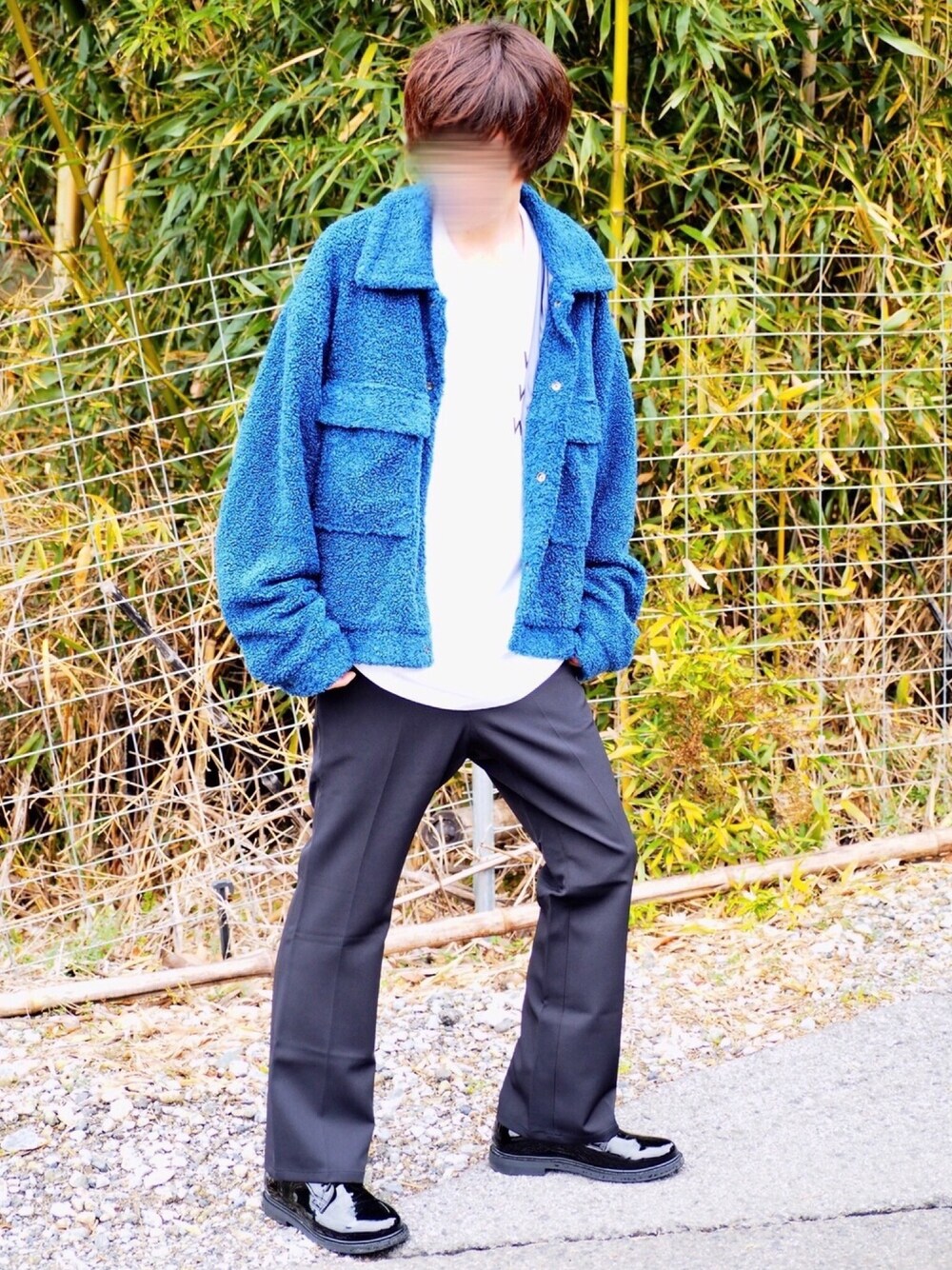 「冬アウター着回しチャレンジ、冬アウター、冬服、ボア、ボアブルゾン、ロゴT、フレアパンツ、シンプルおしゃれが好き、トレンド、3色コーデ」｜「MONKEY TIMEの＜monkey time＞ BOA CROPPED TRACKER JACKET/ボアジャケット（ブルゾン、ブルー系）」を使った、じいさん（メンズ・172cm）の冬コーディネートの1枚目の写真