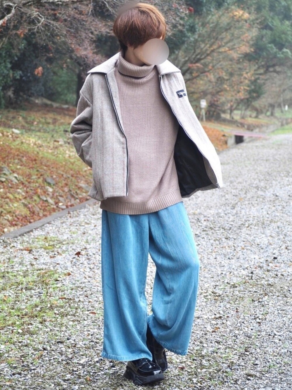 ベージュ系のブルゾン、ベージュ系のニット/セーター、ブルー系のその他パンツを着用したメンズの冬コーディネートの1枚目の写真