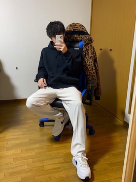 「UNIQLO（ユニクロ）のコットンテーパードアンクルパンツ（丈標準64cm）（その他パンツ）」を使った、シュウさん（メンズ・177cm）の秋コーディネート