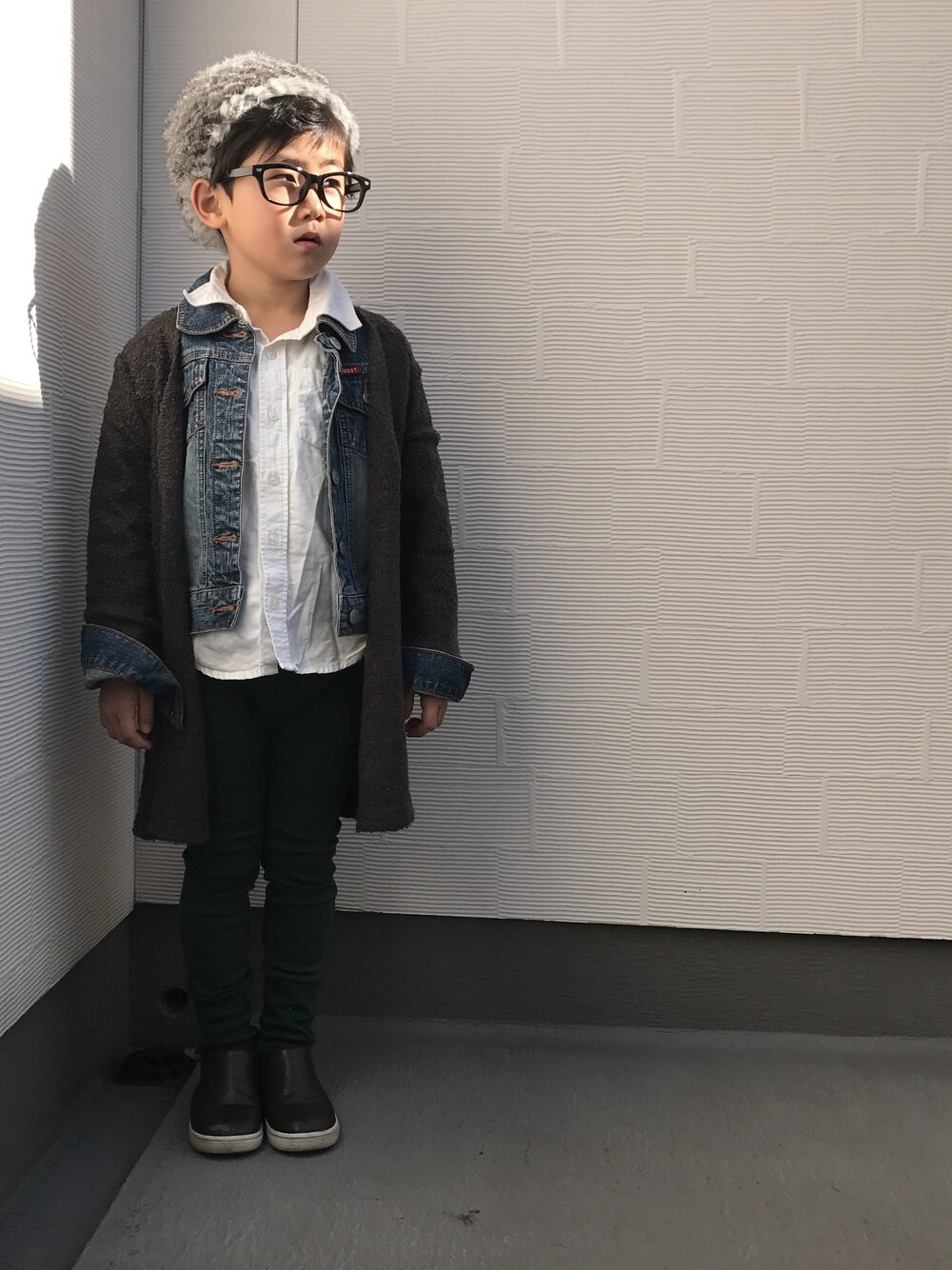 「シンプル、kids、キッズコーデ、キッズファッション、男の子、男の子コーデ」｜「MARKEY'Sのアイテム（カーディガン/ボレロ、ブラウン系）」を使った、2Rmamaさん（キッズ・110cm）の春コーディネートの1枚目の写真