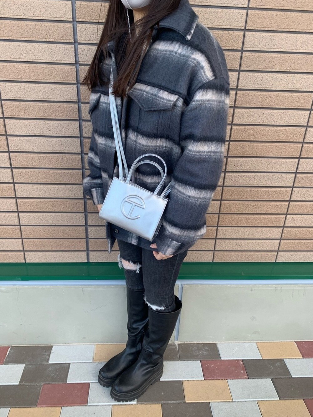 「ootd、TELFAR、パンツスタイル、ブーツ、モノトーン、ロングブーツ、休日コーデ」｜「KBFのシャギーチェックジャケット（その他アウター、グレー系）」を使った、🧃さん（レディース・157cm）の冬コーディネートの1枚目の写真