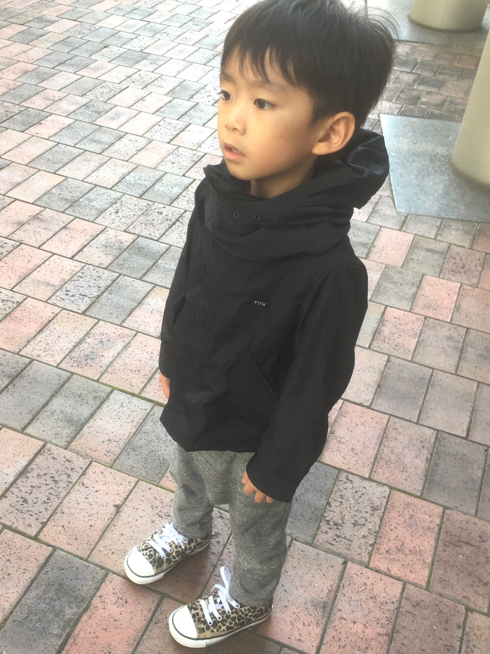 「こどもコーデ、子供服、コンバース、キッズコーデ、キッズファッション、男の子」｜「FITHのアイテム（ナイロンジャケット、ブラック系）」を使った、askaさん（キッズ・100cm）の秋コーディネートの1枚目の写真