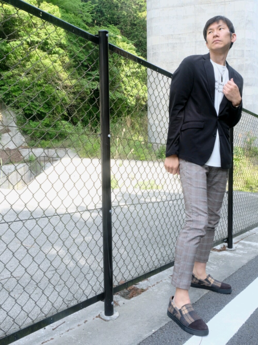 ブラウン系のスリッポン、ブラウン系のその他パンツ、ブラック系のテーラードジャケットを着用したメンズの春コーディネートの1枚目の写真