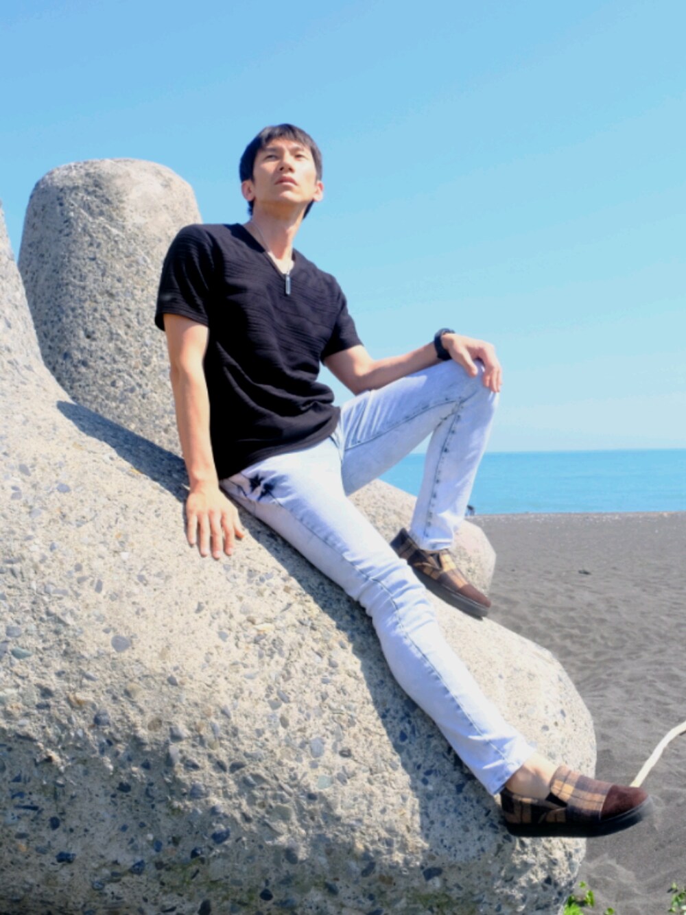 「これが私をアゲる服、休日コーデ、アラフォー、夏コーデ、サックスブルー、黒Tシャツ、Vネック、シンプル、チェック柄、海」｜「JOINT WORKSのアイテム（スリッポン、ブラウン系）」を使った、ドラエモさん（メンズ・182cm）の春コーディネートの1枚目の写真