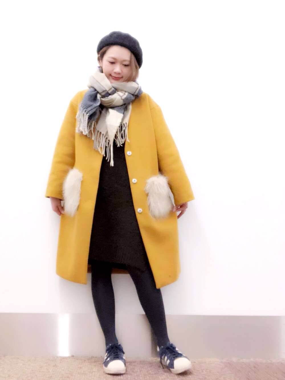 「冬コーデ、ポケットファー、マスタード、ニットワンピース、チェックストール、ベレー帽、アディダス、THE SHOP TK、THESHOPTK」｜「THE SHOP TK のフェルトベレー帽（ハンチング/ベレー帽、グレー系）」を使った、isonさん（レディース・156cm）の冬コーディネートの1枚目の写真
