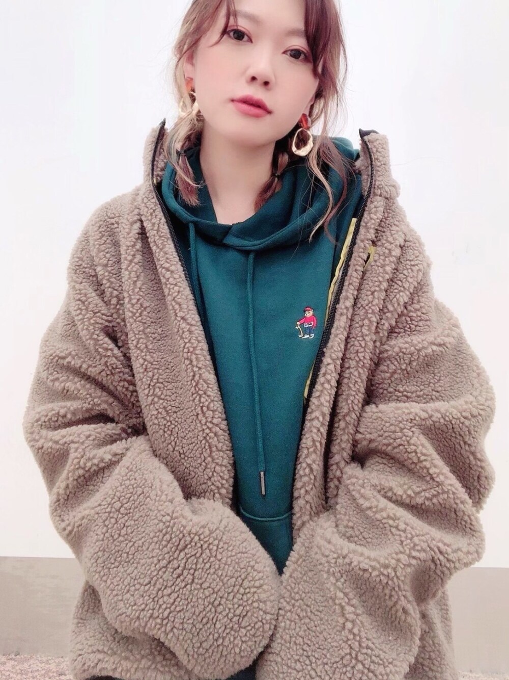 「ゆるコーデ、メンズライク、ボアジャケット、ビッグシルエット、パーカー、テーパードパンツ、チェック、Dr.Martens、THE SHOP TK、THESHOPTK」｜「THE SHOP TK の【WEB限定】スケーターベア刺繍ビックシルエットプルオーバーパーカー/フードスウェット/ユニセックスでオススメ！！（パーカー、グリーン系）」を使った、isonさん（レディース・156cm）の秋コーディネートの1枚目の写真
