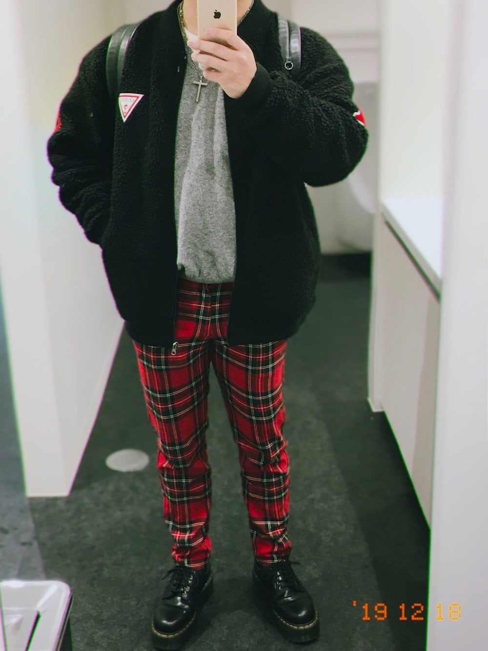 レッド系のその他パンツ、ブラック系のブーツ、ブラック系のブルゾンを着用したメンズの冬コーディネートの1枚目の写真
