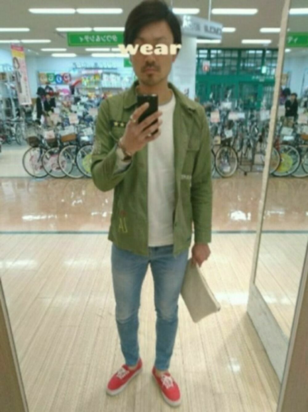 「シンプル、春コーデ、デニム、ミリタリー、カーキ、休日スタイル、カジュアルコーデ、BAYFLOW(BAYFLOW)、VANS、クラッチバッグ」｜「BAYFLOWのBAYFLOW／サーフニットクループルオーバー　17AW（Tシャツ/カットソー、ホワイト系）」を使った、⚾BASE⚾(ベース)さん（メンズ・185cm）の春コーディネートの1枚目の写真