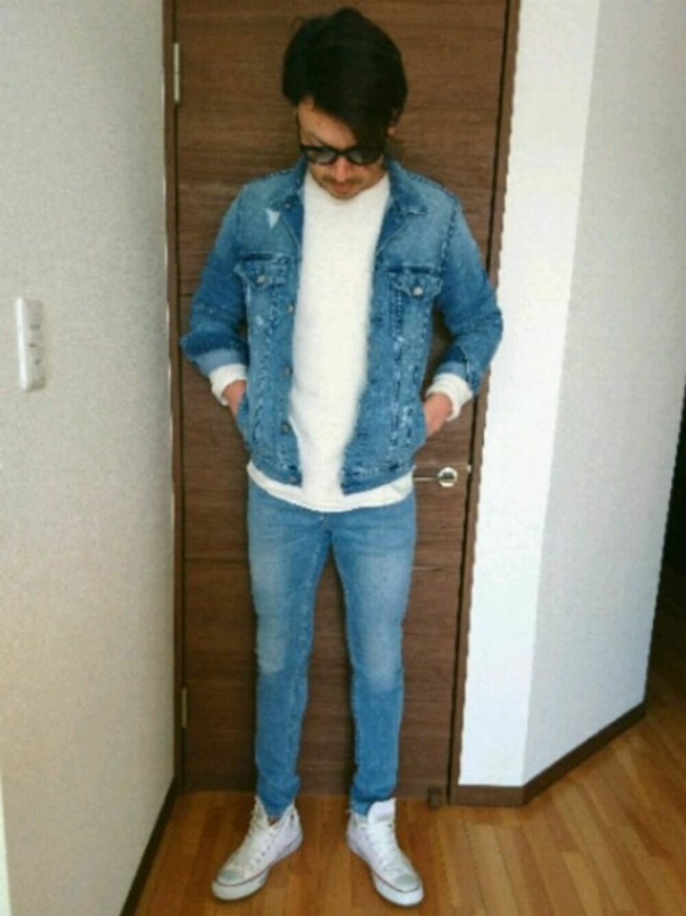 「デニム、デニムジャケット、デニムパンツ、オールスター、春コーデ、シンプル、コンバース、パイル、デニデニ、サングラス」｜「BAYFLOWのBAYFLOW／デニムジャケット　17AW（デニムジャケット、ブルー系）」を使った、⚾BASE⚾(ベース)さん（メンズ・185cm）の春コーディネートの1枚目の写真