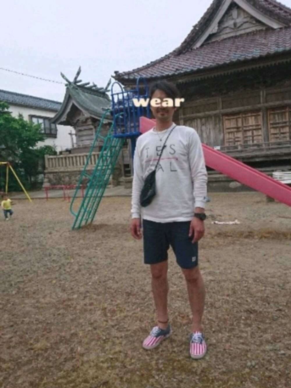 「夏コーデ、シンプル、VANS、サーフ、サコッシュ、ハーフパンツ、ラフ、G-SHOCK、膝上ショーツ、海」｜「The Endless SummerのTES LOCAL CREW LOGO L/S TEE（Tシャツ/カットソー、ホワイト系）」を使った、⚾BASE⚾(ベース)さん（メンズ・185cm）の夏コーディネートの1枚目の写真