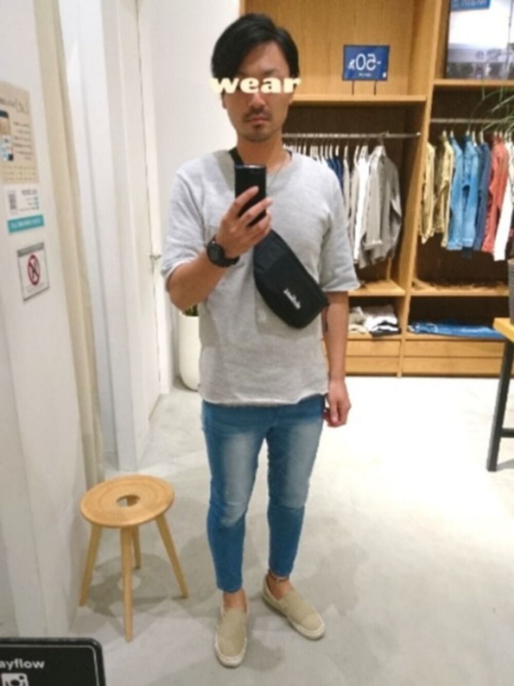 「シンプル、カジュアル、ビッグシルエット、レイヤードスタイル、大人カジュアル、デニム、VANS、ベージュ、アンクルパンツ、ボディバッグ」｜「BAYFLOWの《三浦理志さん着用アイテム！》BAYFLOW／ウラパイルコンチョポケットＴシャツ（Tシャツ/カットソー、グレー系）」を使った、⚾BASE⚾(ベース)さん（メンズ・185cm）の夏コーディネートの1枚目の写真