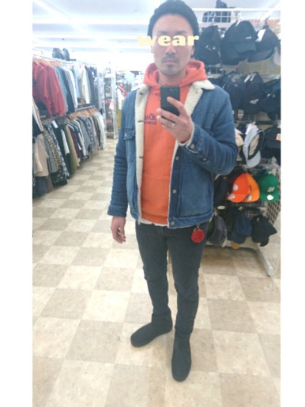 「ラフ、ボア、パーカー、オレンジ、ノースフェイス、キーホルダー、ニット帽、おしゃれさんと繋がりたい、あったかコーデ」｜「BAYFLOWのBAYFLOW／デニムボアブルゾン（ブルゾン、ブルー系）」を使った、⚾BASE⚾(ベース)さん（メンズ・185cm）の冬コーディネートの1枚目の写真