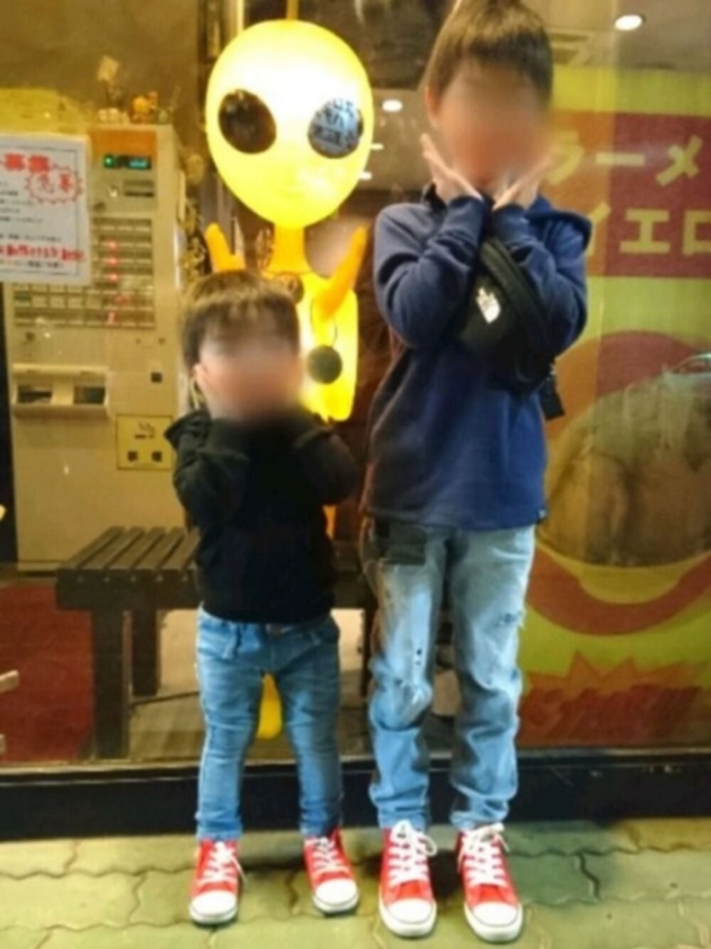 「シンプルコーデ、リンクコーデ、パーカー、キッズコーデ、ノースフェイス、デニム、赤コンバース、キッズファッション、兄弟コーディネート、平成最後」｜「Ocean Pacificの【OCEAN PACIFIC】ロゴスウェットパーカー キッズ（スウェット、ブルー系）」を使った、⚾BASE⚾(ベース)さん（メンズ・185cm）の春コーディネートの1枚目の写真