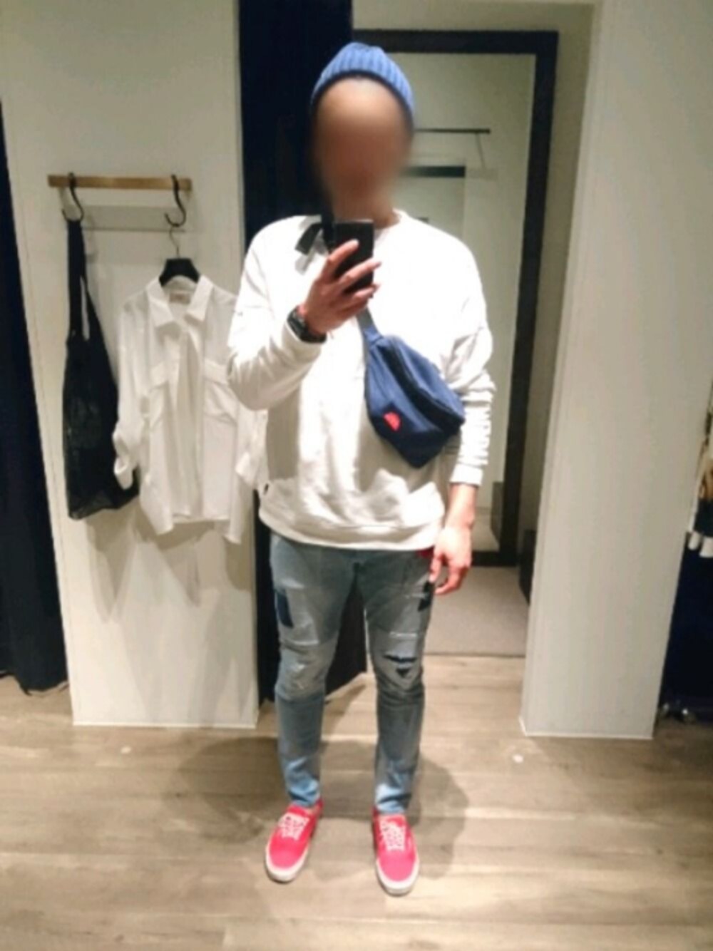 「シンプル、ダメージデニムパンツ、ドロップショルダー、令和初コーデ、休日スタイル、ウエストポーチ、ニット帽、赤、赤スニーカー、デニム」｜「GLOBAL WORKの【抗菌防臭機能】リブワッチキャップ/739359（ニットキャップ/ビーニー、ブルー系）」を使った、⚾BASE⚾(ベース)さん（メンズ・185cm）の春コーディネートの1枚目の写真
