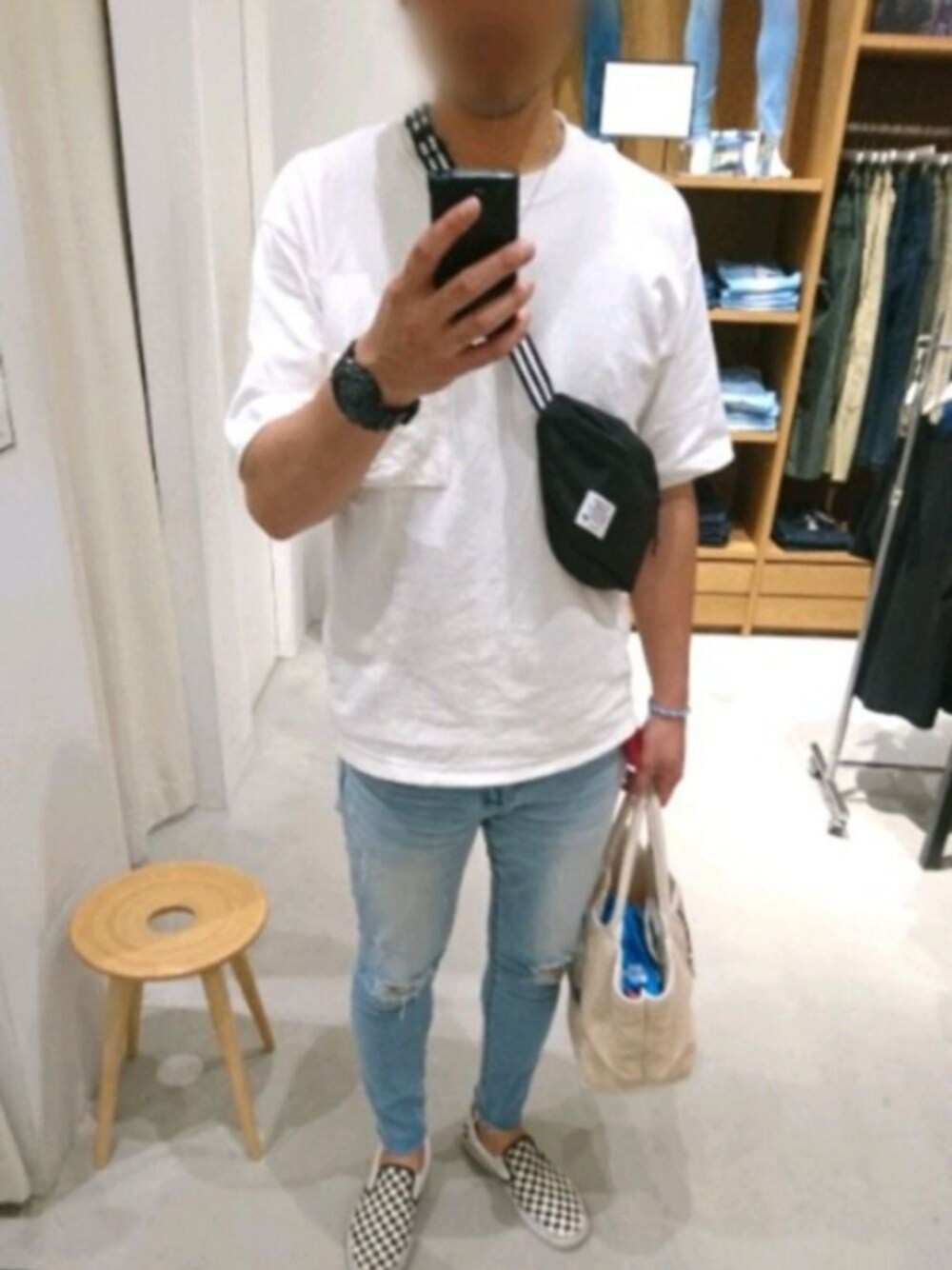 「ビックシルエット、夏、ダメージデニムパンツ、デニム、白Tシャツ、シンプル、ボディバッグ、スリッポン、チェッカーフラッグ、カジュアル」｜「B:MING by BEAMSの【OCEANS8月号掲載】【Begin8月号掲載】B:MING by BEAMS / ヘビーウェイト ドロップショルダー ポケット Tシャツ（Tシャツ/カットソー、ホワイト系）」を使った、⚾BASE⚾(ベース)さん（メンズ・185cm）の夏コーディネートの1枚目の写真