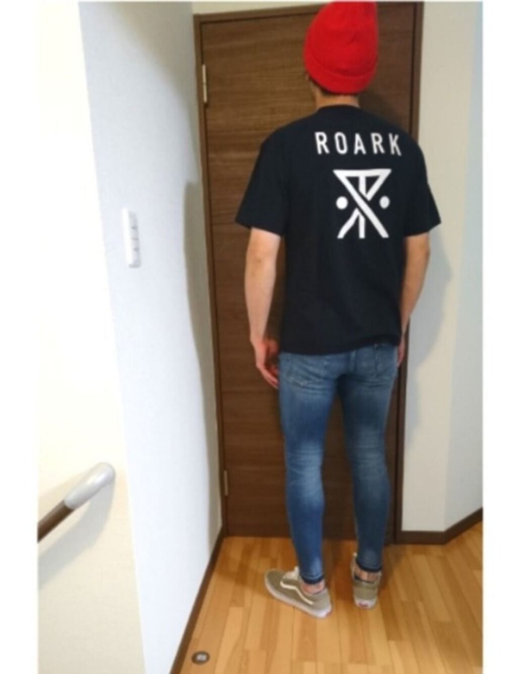 「シンプルコーデ、バックプリント、赤、ニット帽、オールドスクール、デニム、ネイビー、スキニーデニム、夏、Tシャツ」｜「ROARK REVIVALの【ROARK(ロアーク】別注ロゴS/S T（Tシャツ/カットソー、ブルー系）」を使った、⚾BASE⚾(ベース)さん（メンズ・185cm）の夏コーディネートの1枚目の写真
