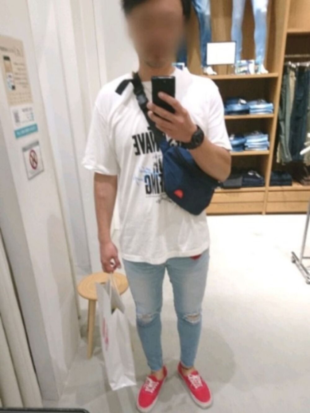 「シンプル、白Tシャツ、赤、ダメージデニムパンツ、ラフ、オーバーサイズ、ロゴT、デニム」｜「youthFULSURF@のyouthFULSURF@×MARBLES（Tシャツ/カットソー、ホワイト系）」を使った、⚾BASE⚾(ベース)さん（メンズ・185cm）の秋コーディネートの1枚目の写真