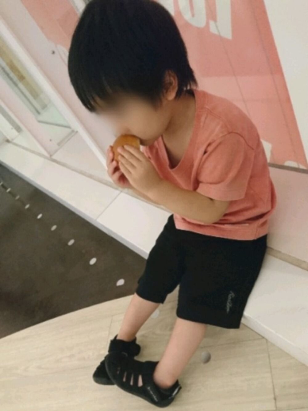 「こどもコーデ、キッズコーデ、キッズファッション、サンダル、ピンク、Tシャツ、シンプル」｜「BAYFLOWの[KIDS]スノーウォッシュS/S TEE（Tシャツ/カットソー、オレンジ系）」を使った、⚾BASE⚾(ベース)さん（メンズ・185cm）の秋コーディネートの1枚目の写真